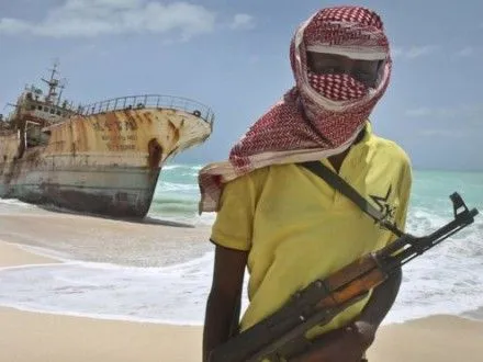 somaliyski-pirati-zazhadali-vikup-za-ekipazh-zakhoplenogo-tankera