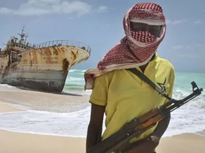 Сомалийские пираты потребовали выкуп за экипаж захваченного танкера