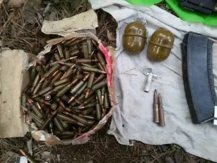 СБУ обнаружила схрон с оружием и боеприпасами в Днепропетровской области