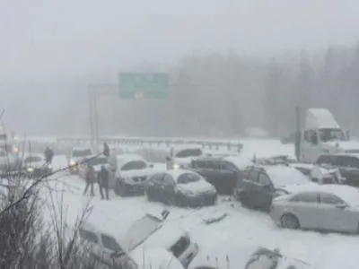 Через снігову бурю утворилися затори у канадському Квебеку