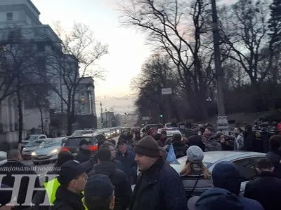Активисты заблокировали выезд из Верховной Рады