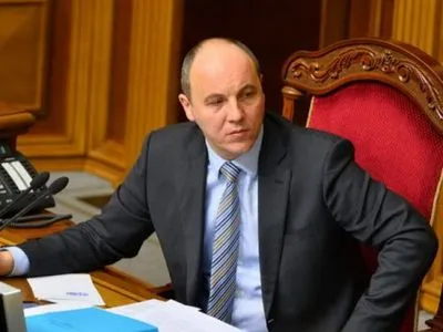 А.Парубий возобновил работу ВР, но депутаты заблокировали трибуну