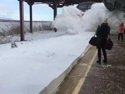 На Нью-Йоркском вокзале пассажиров накрыло волной снега