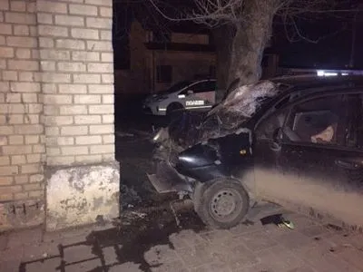 Легковушка во Львове въехала в стену, пострадали пять человек