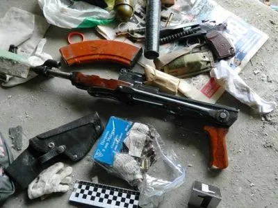 Арсенал оружия нашли в подъезде дома в Киеве