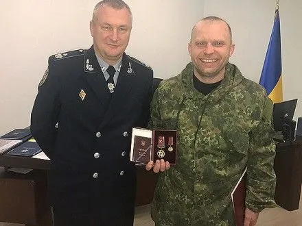Президент нагородив орденом поліцейського, чий підрозділ ніс службу на блок-пості в час сутички з В.Парасюком