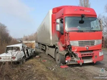 Легковушка столкнулась с грузовиком в Запорожской области: один человек погиб, четверо пострадали