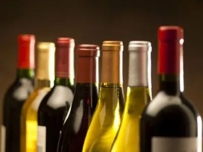 Этикетка на бутылке и колпачок могут помочь отличить суррогат от легального алкоголя - эксперт