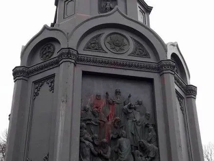Невідомі фарбою облили пам’ятник князю Володимиру в Києві