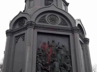 Неизвестные облили краской памятник князю Владимиру в Киеве