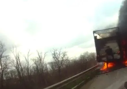 На Херсонщині внаслідок зіткнення загорілись дві вантажівки
