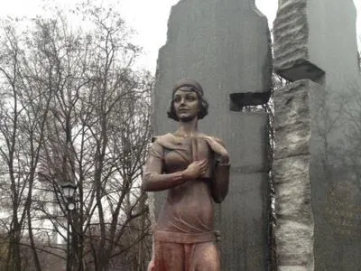 Пам'ятник О.Телізі відмили від фарби в Бабиному Яру