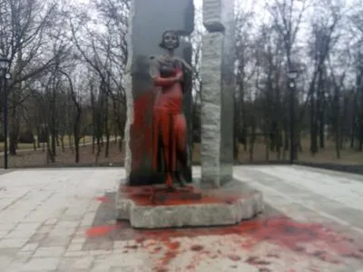 У Мінкульті висловили стурбованість псуванням пам’ятника О.Телізі в Бабиному Яру