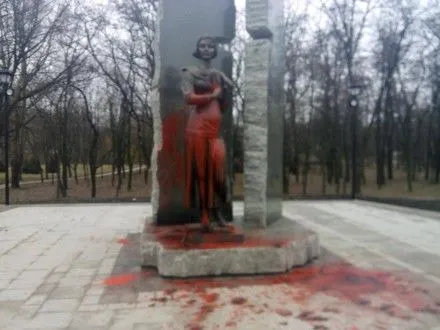 Правоохоронці розшукують осіб, які облили фарбою пам'ятник Олені Телізі