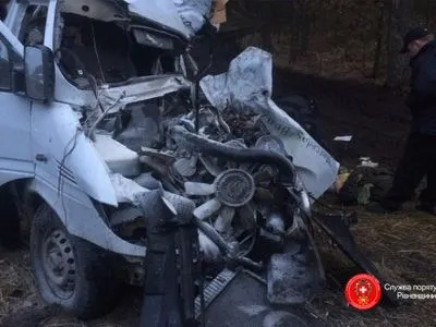 Микроавтобус столкнулся с грузовиком и вылетел в кювет в Ровенской области, есть погибшие