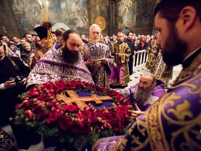 Православні християни відзначають Хрестопоклонну неділю