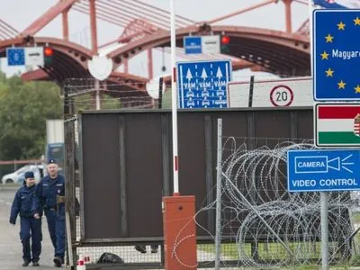 Венгрия открыла на границе военную базу, чтобы останавливать мигрантов
