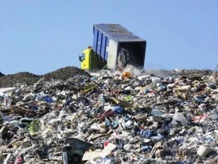 На Дніпропетровщині затримали водіїв, що розвантажували львівське сміття