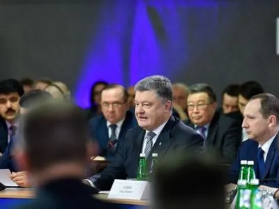 Некоторым местным руководителям не хватает государственнической позиции относительно блокады - П.Порошенко