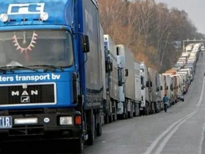 Очередь из 190 грузовиков стоит у таможенного поста "Ужгород"