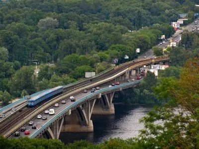 Рух транспорту на мості Метро в Києві обмежать