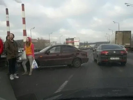 Пробки образовались на Южном мосту в Киеве из-за ДТП