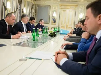 П.Порошенко с руководителями фракций обсуждают ситуацию с МВФ и Еврокомиссией
