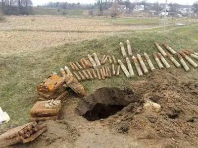 Семь ящиков снарядов нашел крестьянин в Ровенской области