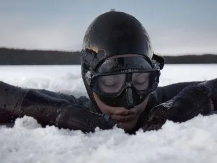 Фінка встановила рекорд, лікуючи травму плаванням в арктичних водах