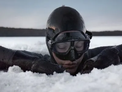 Фінка встановила рекорд, лікуючи травму плаванням в арктичних водах