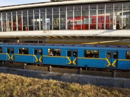 cholovik-potrapiv-pid-poyizd-u-stolichnomu-metro