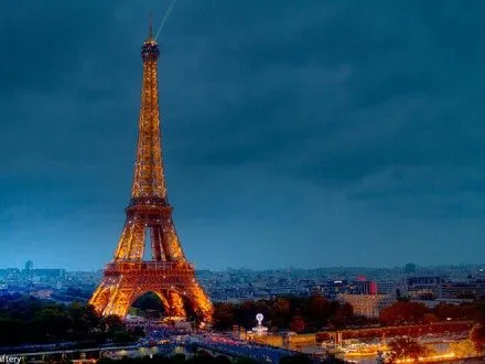 На Эйфелевой башни погасят свет из-за теракта в Лондоне