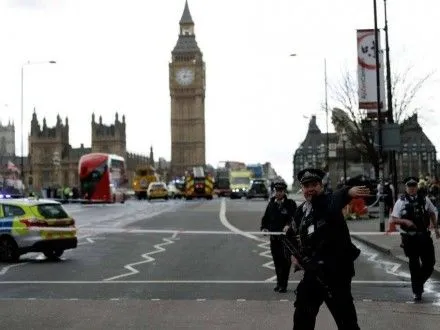Появились фотографии инцидента возле британского парламента