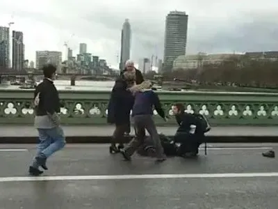 По меньшей мере пятеро пострадали в результате наезда авто на Вестминстерском мосту в Лондоне - СМИ