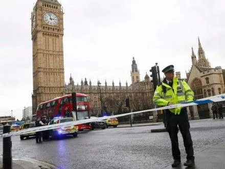 По меньшей мере 10 человек ранены в результате стрельбы возле британского парламента
