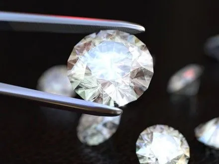 Китайський контрабандист намагався провезти 1 тис. діамантів у взутті