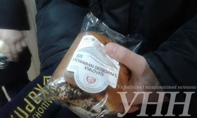 Акцію протесту з поїданням булочок із маком влаштували активісти у Вінницькому суді