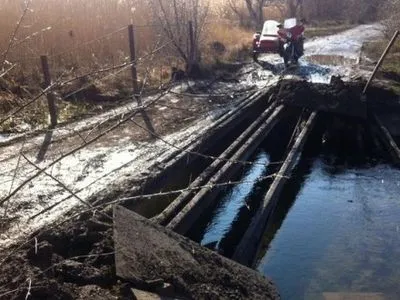 Боевики частично взорвали мост в Луганской области