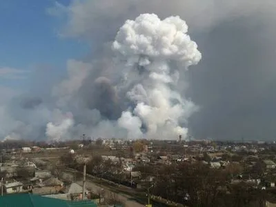 Площадь пожара на складах вооружения в Харьковской области расширилась - Минобороны