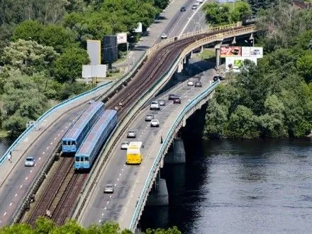 rukh-transportu-na-mostu-metro-v-kiyevi-chastkovo-obmezhat