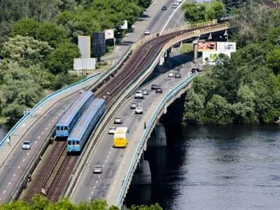 Рух транспорту на мосту Метро в Києві частково обмежать
