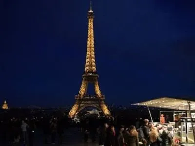 Огни Эйфелевой башни погасили в знак солидарности с Лондоном