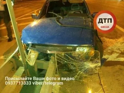 П'яна ДТП під Києвом: авто влетіло у відбійник
