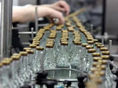 Україна у лютому скоротила виробництво горілки майже на третину - Держстатистики