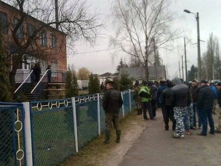 Копатели янтаря в Ровенской области начали пикет райотдела полиции