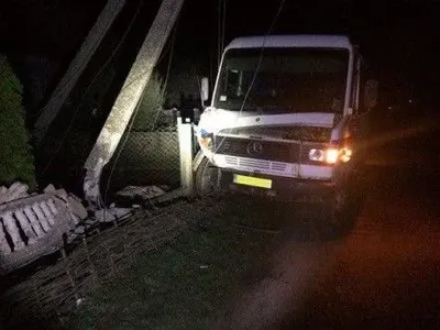 Из-за инфаркта у водителя маршрутка с пассажирами в Ровенской области врезалась в столб