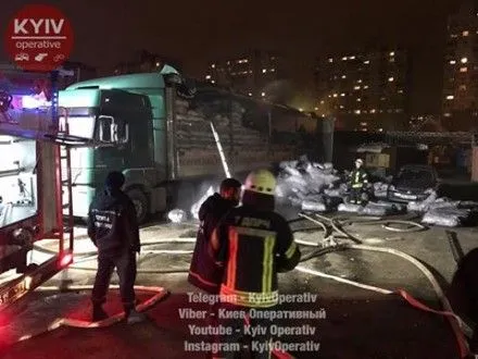 У Києві загорілася припаркована вантажівка з вугіллям