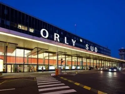 Двум мужчинам предъявлены обвинения в связи с нападением в аэропорту Орли