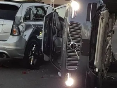 Uber приостанавливает испытания беспилотных авто после аварии