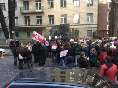 Під посольство Білорусі в Києві прийшло близько сотні людей